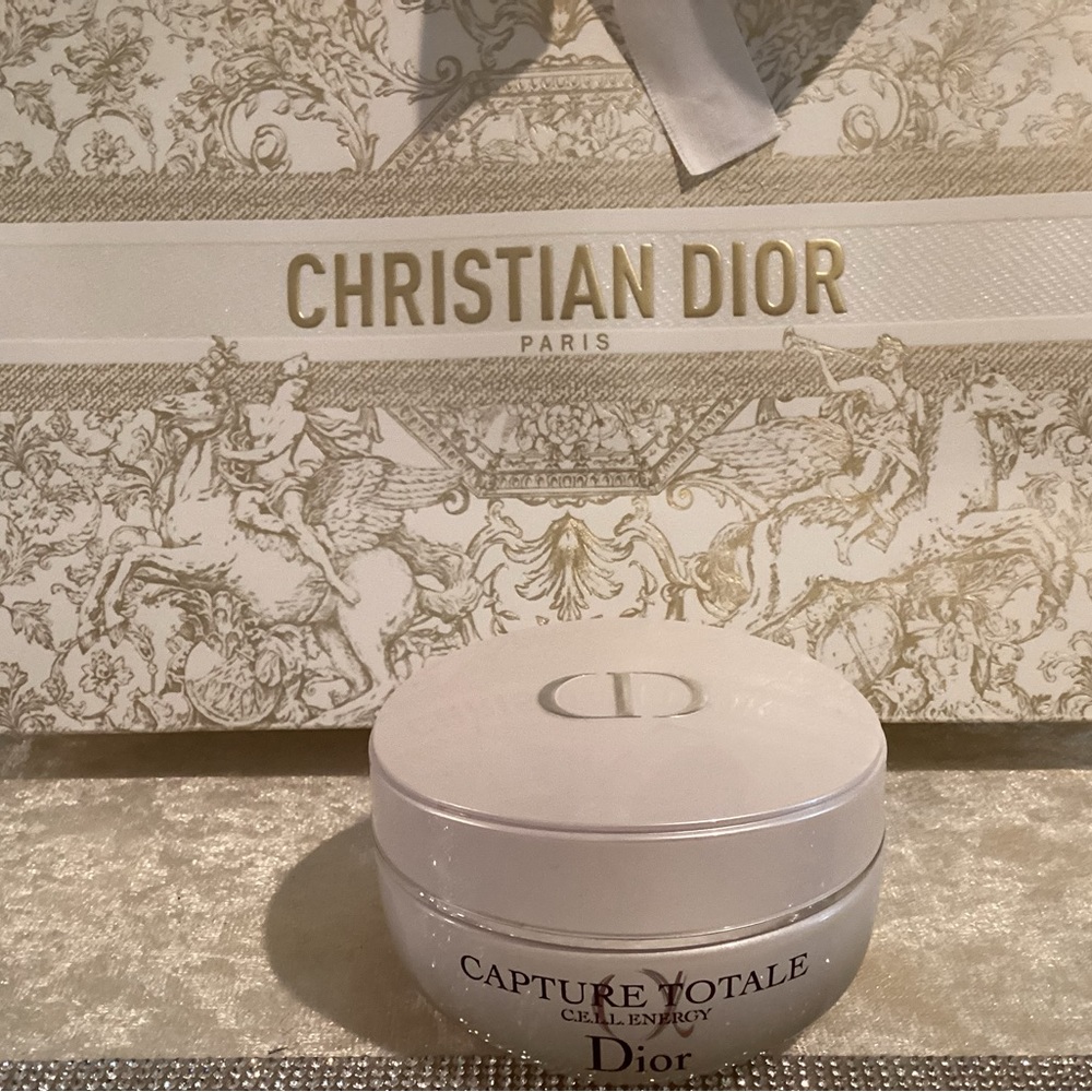 Comes sealed Beautiful Dior capture face cream amazing product